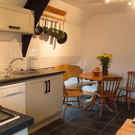James John Hamilton House And Backpacker Hostel Fishguard Esterno foto