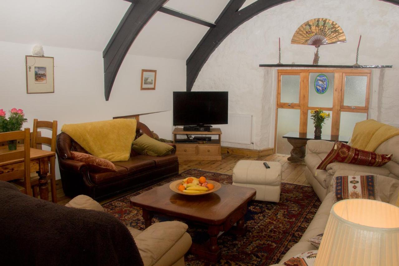 James John Hamilton House And Backpacker Hostel Fishguard Esterno foto
