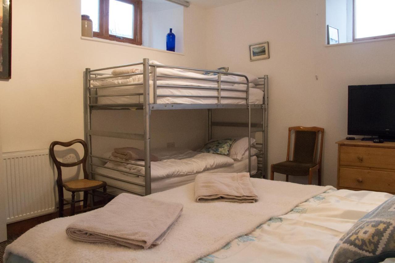 James John Hamilton House And Backpacker Hostel Fishguard Esterno foto