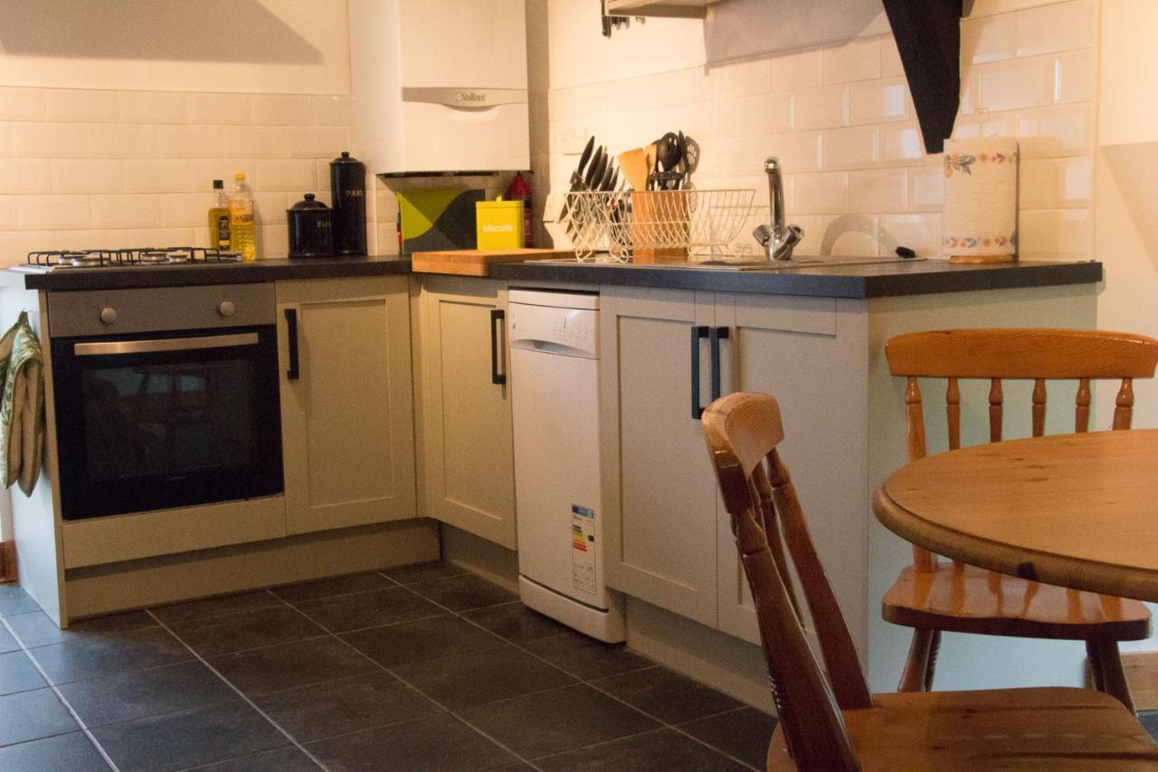 James John Hamilton House And Backpacker Hostel Fishguard Esterno foto