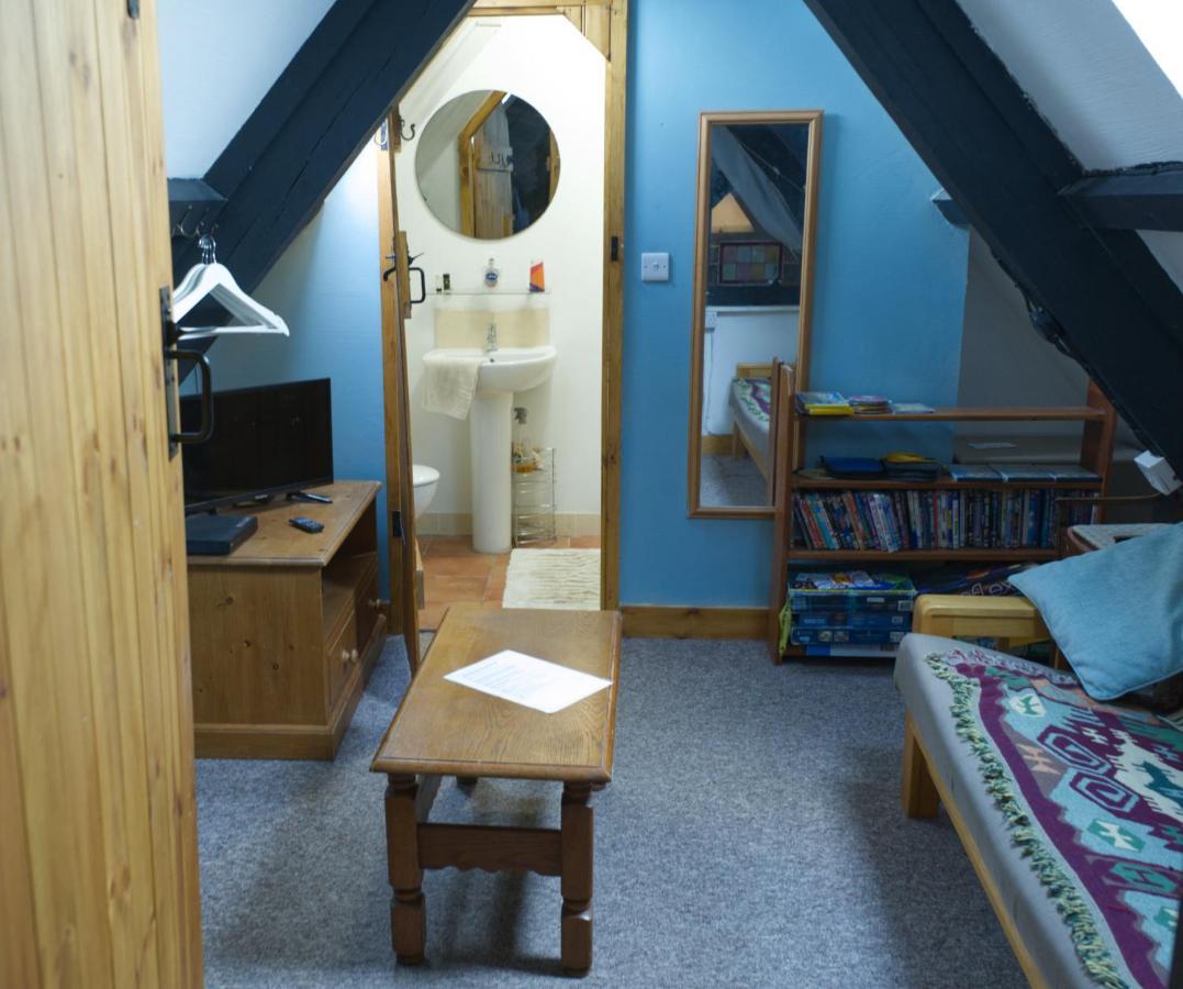 James John Hamilton House And Backpacker Hostel Fishguard Esterno foto